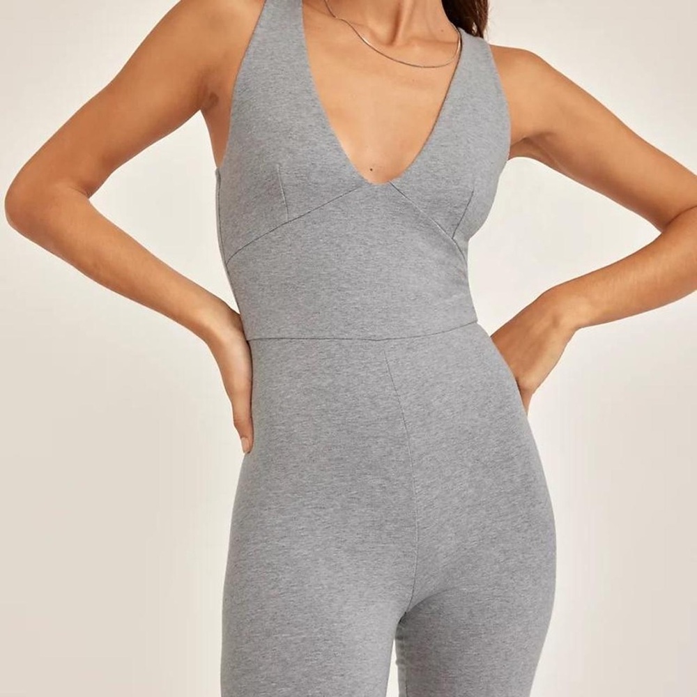 Babaton Contour V-Neck‎ Romper in gray size XS